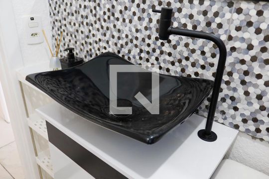 Banheiro de apartamento para alugar com 2 quartos, 40m² em Jardim do Lago, São Paulo