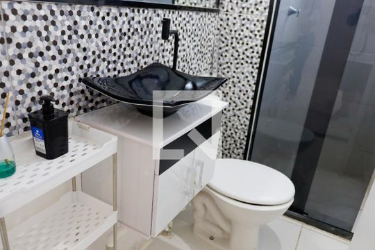Banheiro de apartamento para alugar com 2 quartos, 40m² em Jardim do Lago, São Paulo