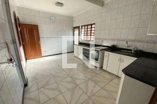 Casa à venda com 4 quartos, 250m² em Santa Monica, Belo Horizonte