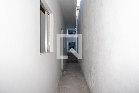 Corredor de casa para alugar com 2 quartos, 125m² em Jardim Iva, São Paulo