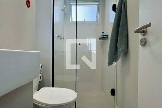 Banheiro de kitnet/studio à venda com 1 quarto, 26m² em Pinheiros, São Paulo