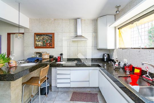 Cozinha de casa à venda com 4 quartos, 330m² em Santa Lúcia, Belo Horizonte