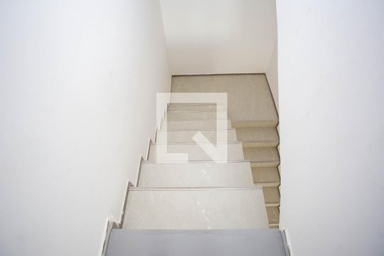 Escada de apartamento para alugar com 1 quarto, 44m² em Vila Clara, São Paulo
