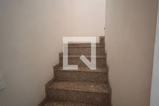 Escada de casa à venda com 3 quartos, 114m² em Parque Vitoria, São Paulo