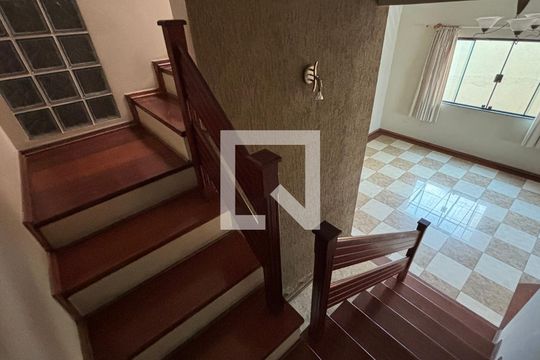 Escada de casa à venda com 5 quartos, 343m² em Vila Marina, Santo André