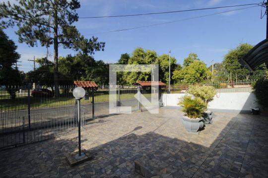 Quintal de casa à venda com 2 quartos, 150m² em Rubem Berta, Porto Alegre