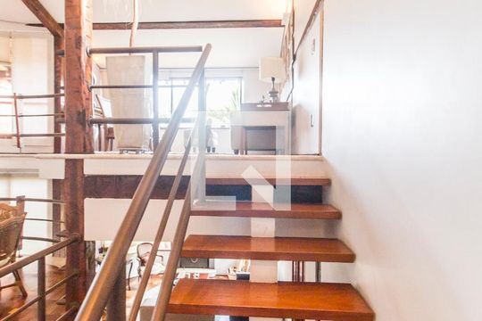 Escada de casa de condomínio para alugar com 4 quartos, 748m² em Residencial das Estrelas, Barueri