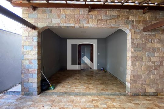 garagem  de casa para alugar com 2 quartos, 172m² em Senhora de Fátima, Betim