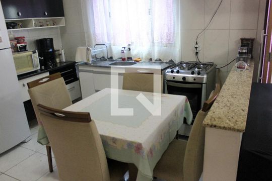 Sala com cozinha (casa 2) de casa à venda com 5 quartos, 150m² em Jardim Cocaia, Guarulhos