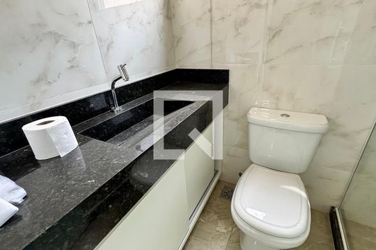 Banheiro quarto 1 de casa de condomínio para alugar com 5 quartos, 300m² em Recreio dos Bandeirantes, Rio de Janeiro