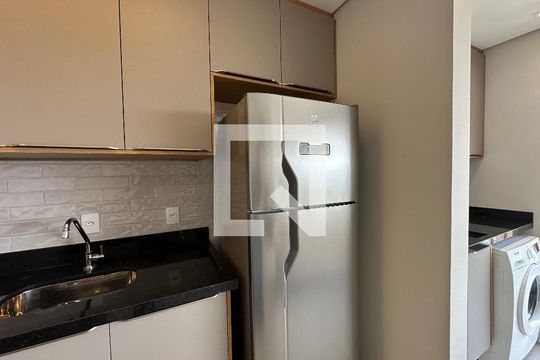 Cozinha de apartamento para alugar com 1 quarto, 41m² em Empresarial 18 do Forte, Barueri