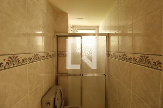 Banheiro de apartamento à venda com 1 quarto, 45m² em Jardim do Salso, Porto Alegre