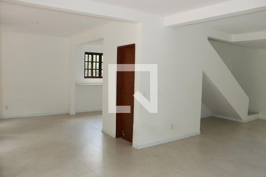 Casa de Condomínio para alugar com 4 quartos, 250m² em Vila Santo Antonio de Carapicuiba, Cotia