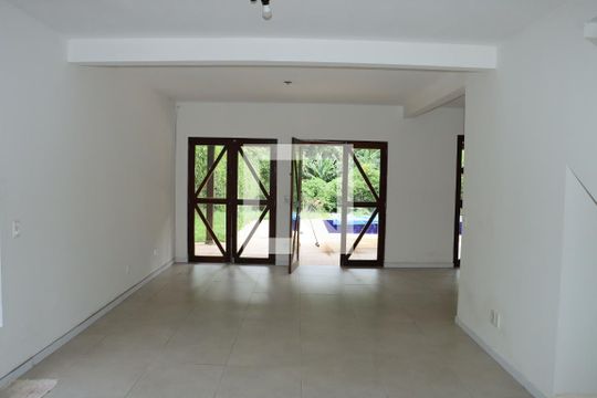 Casa de Condomínio para alugar com 4 quartos, 250m² em Vila Santo Antonio de Carapicuiba, Cotia