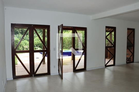 Casa de Condomínio para alugar com 4 quartos, 250m² em Vila Santo Antonio de Carapicuiba, Cotia