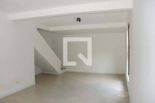 Casa de Condomínio para alugar com 4 quartos, 250m² em Vila Santo Antonio de Carapicuiba, Cotia