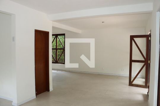 Casa de Condomínio para alugar com 4 quartos, 250m² em Vila Santo Antonio de Carapicuiba, Cotia