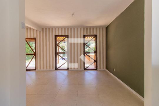 Casa de Condomínio para alugar com 4 quartos, 250m² em Vila Santo Antonio de Carapicuiba, Cotia