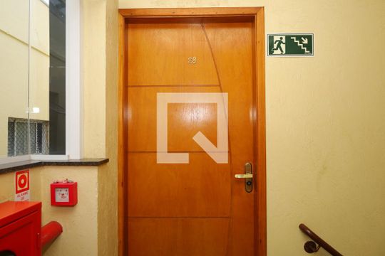 Porta do apartamento de apartamento para alugar com 1 quarto, 30m² em Vila Campanela, São Paulo