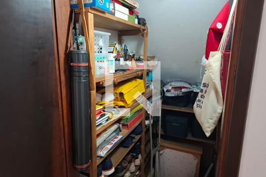 Depósito sob escada de casa à venda com 3 quartos, 200m² em Vila Guarani, São Paulo