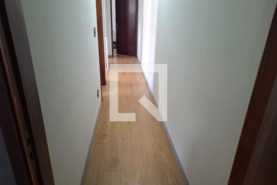 Corredor superior de casa à venda com 3 quartos, 200m² em Vila Guarani, São Paulo
