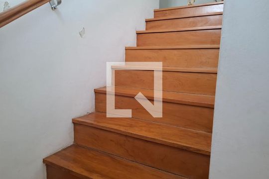 Escada de casa à venda com 3 quartos, 200m² em Vila Guarani, São Paulo