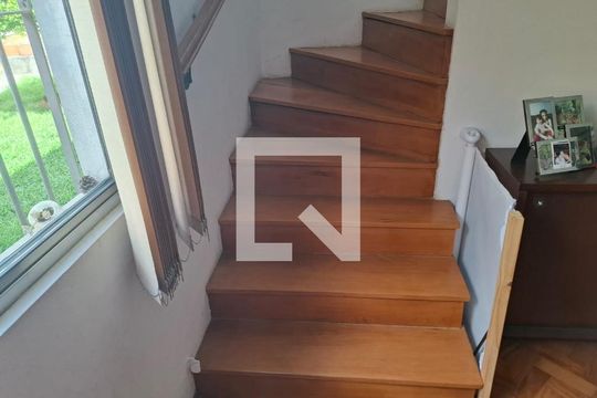 Escada de casa à venda com 3 quartos, 200m² em Vila Guarani, São Paulo