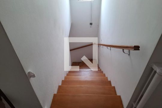 Escada de casa à venda com 3 quartos, 200m² em Vila Guarani, São Paulo