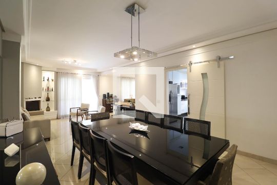 Casa para alugar com 3 quartos, 230m² em Jardim Leonor Mendes de Barros, São Paulo