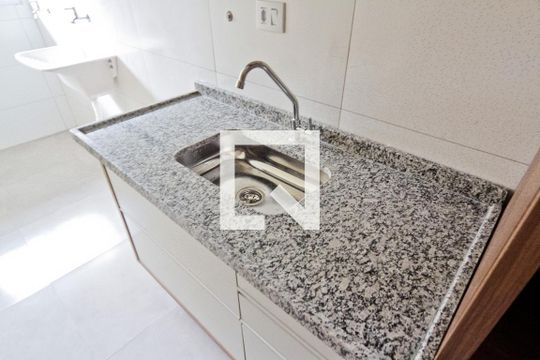 Cozinha de apartamento para alugar com 2 quartos, 65m² em Vila Mangalot, São Paulo