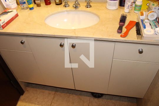 Apartamento para alugar com 3 quartos, 235m² em Higienópolis, São Paulo
