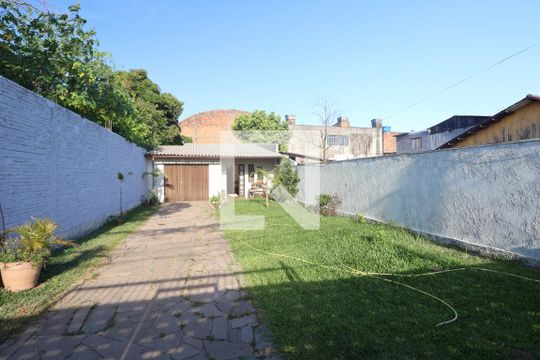 Área externa de casa à venda com 3 quartos, 100m² em  Rio Branco, Canoas