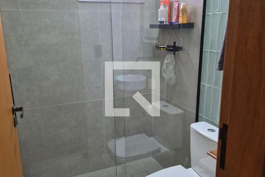 Banheiro de apartamento à venda com 2 quartos, 52m² em Parque Sete de Setembro, Diadema