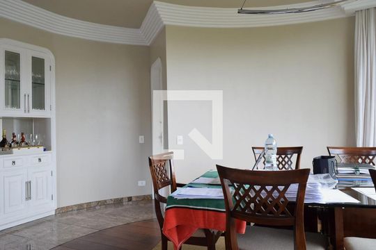 Sala de apartamento à venda com 4 quartos, 267m² em Vila Madalena, São Paulo