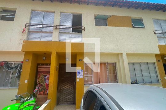 Placa instalada na fachada do imóvel  de casa à venda com 2 quartos, 70m² em Jardim Flor do Campo, Guarulhos