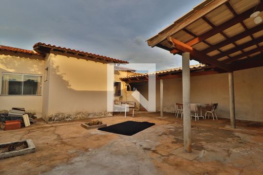 Varanda - Quintal de casa para alugar com 3 quartos, 150m² em Carajás, Uberlândia