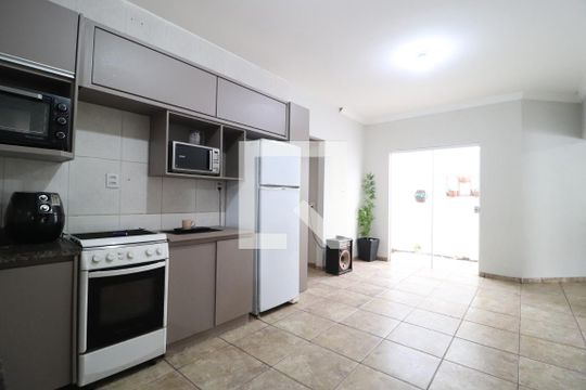 Cozinha de casa para alugar com 3 quartos, 150m² em Carajás, Uberlândia