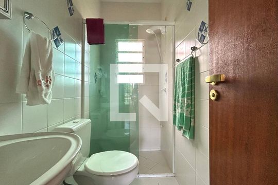 Banheiro suíte  de apartamento para alugar com 1 quarto, 70m² em Campeche Leste, Florianópolis