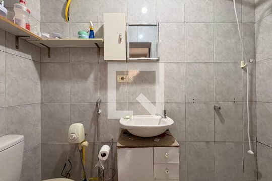Banheiro casa 1 de casa à venda com 4 quartos, 187m² em Parque Jaçatuba, Santo André