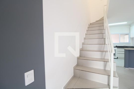 Escada de casa de condomínio à venda com 2 quartos, 81m² em Vila Romano, São Paulo