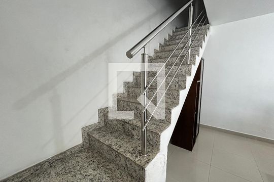 Escada de casa para alugar com 2 quartos, 200m² em Campinho, Rio de Janeiro