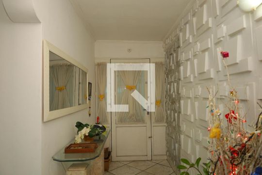 Sala de casa à venda com 4 quartos, 150m² em Vila Carmosina, São Paulo