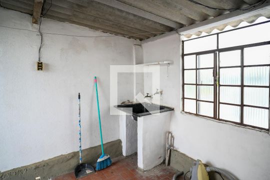Área de Serviço 1 de casa para alugar com 2 quartos, 200m² em Vila Liviero, São Paulo