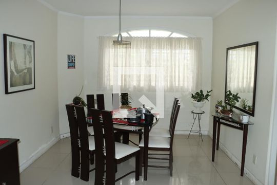 Casa de Condomínio para alugar com 4 quartos, 400m² em Granja Vianna, Cotia