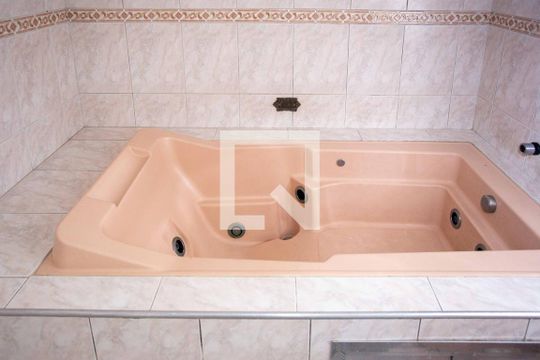Banheira de casa à venda com 3 quartos, 180m² em Conceição, Diadema