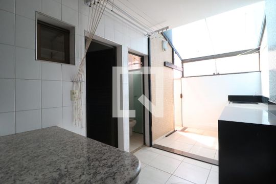 Área de Serviço de apartamento para alugar com 3 quartos, 175m² em Osvaldo Rezende, Uberlândia