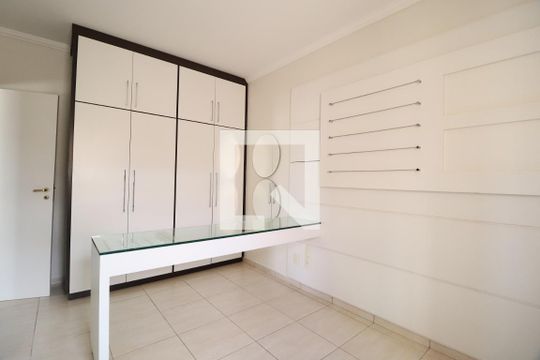 Quarto 1 de apartamento para alugar com 3 quartos, 175m² em Osvaldo Rezende, Uberlândia