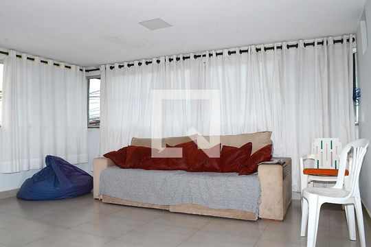 Sala 1 de casa para alugar com 2 quartos, 570m² em Belmonte, Belo Horizonte