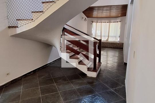 Casa para alugar com 3 quartos, 200m² em Rio Cotia, Cotia