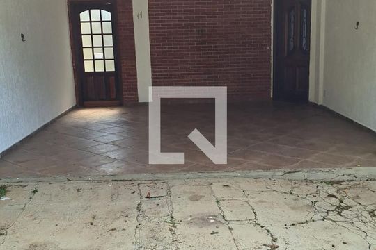 Casa para alugar com 3 quartos, 200m² em Rio Cotia, Cotia